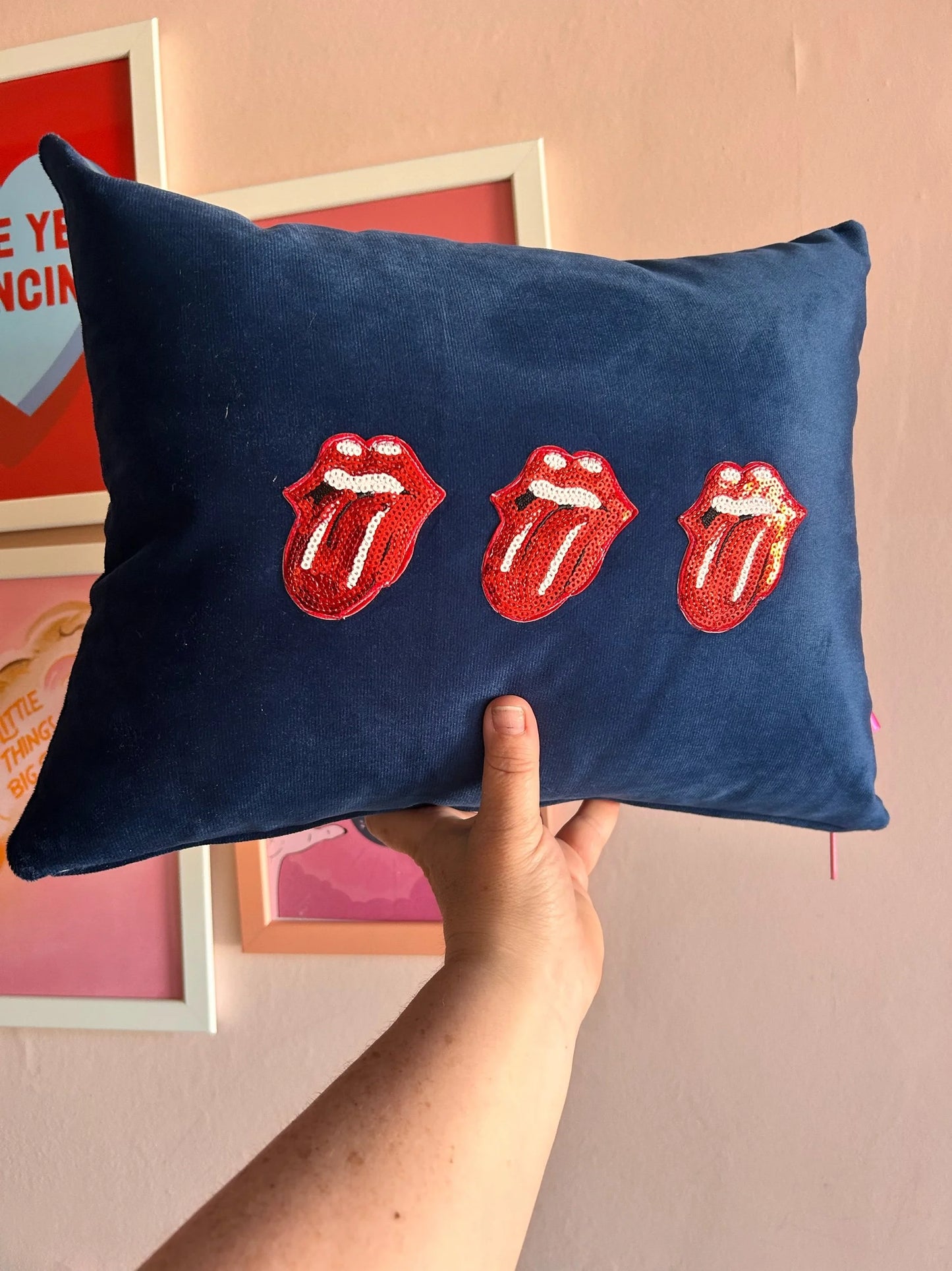 Rolling stone cushion