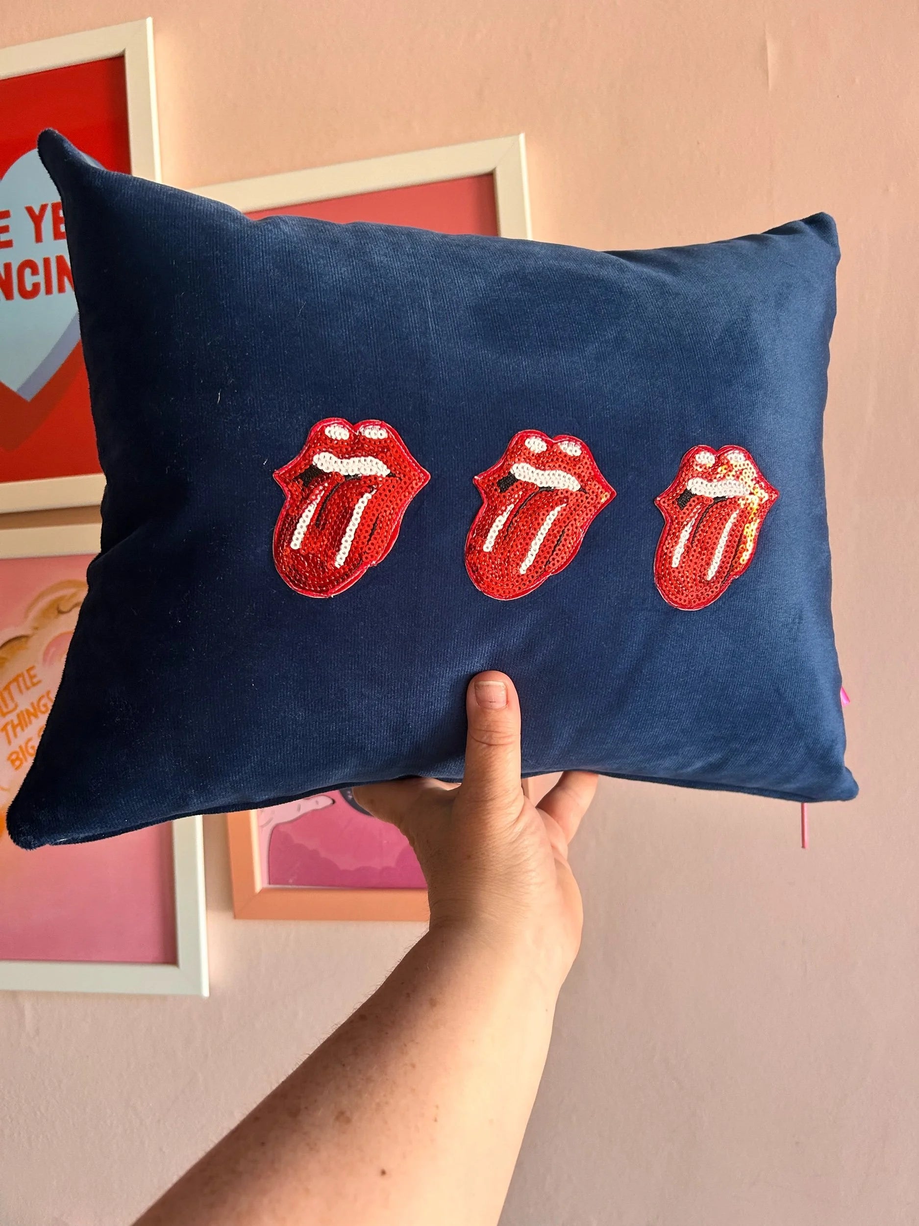 Rolling stone cushion