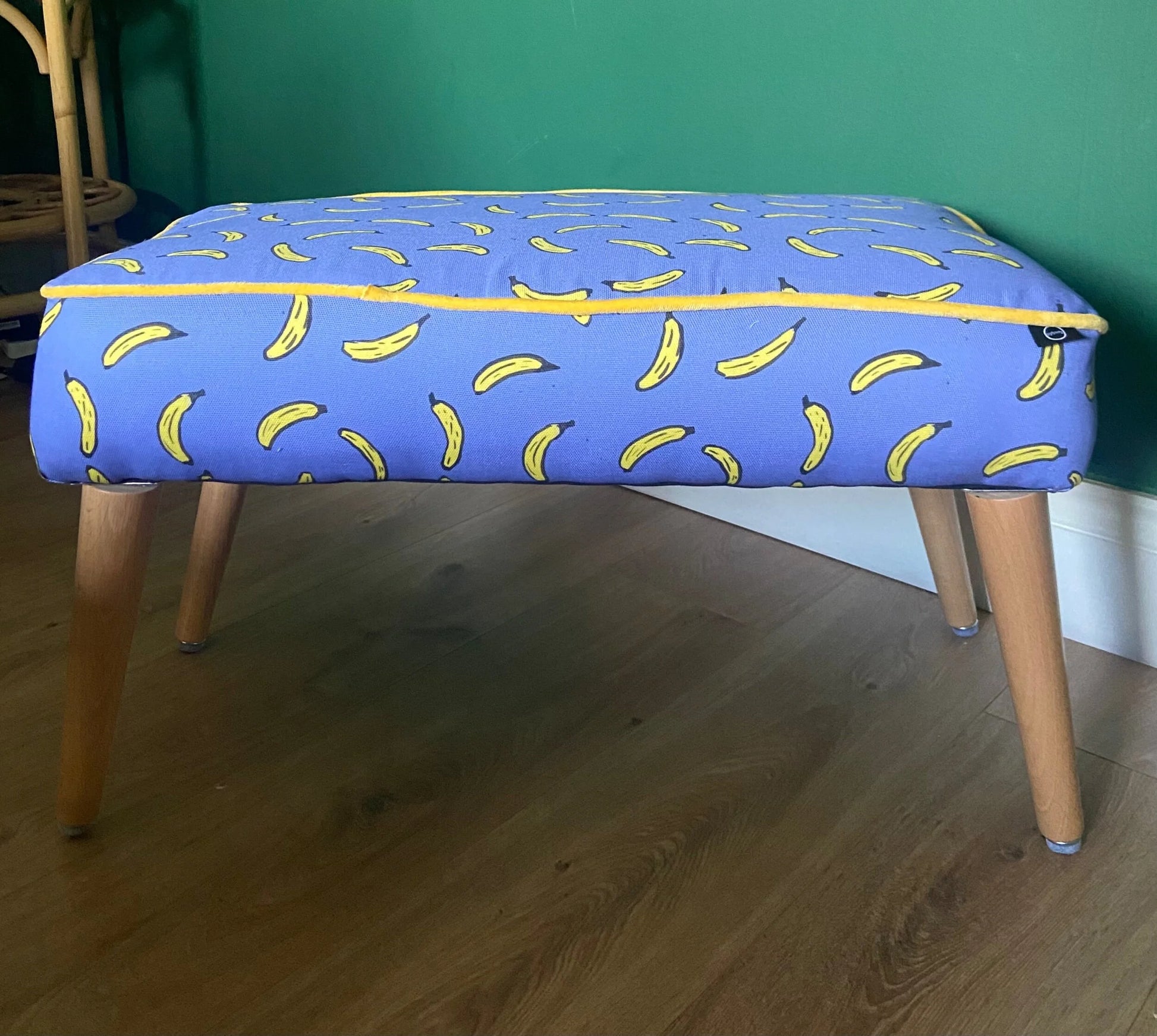 Banana footstool-SQ2875594