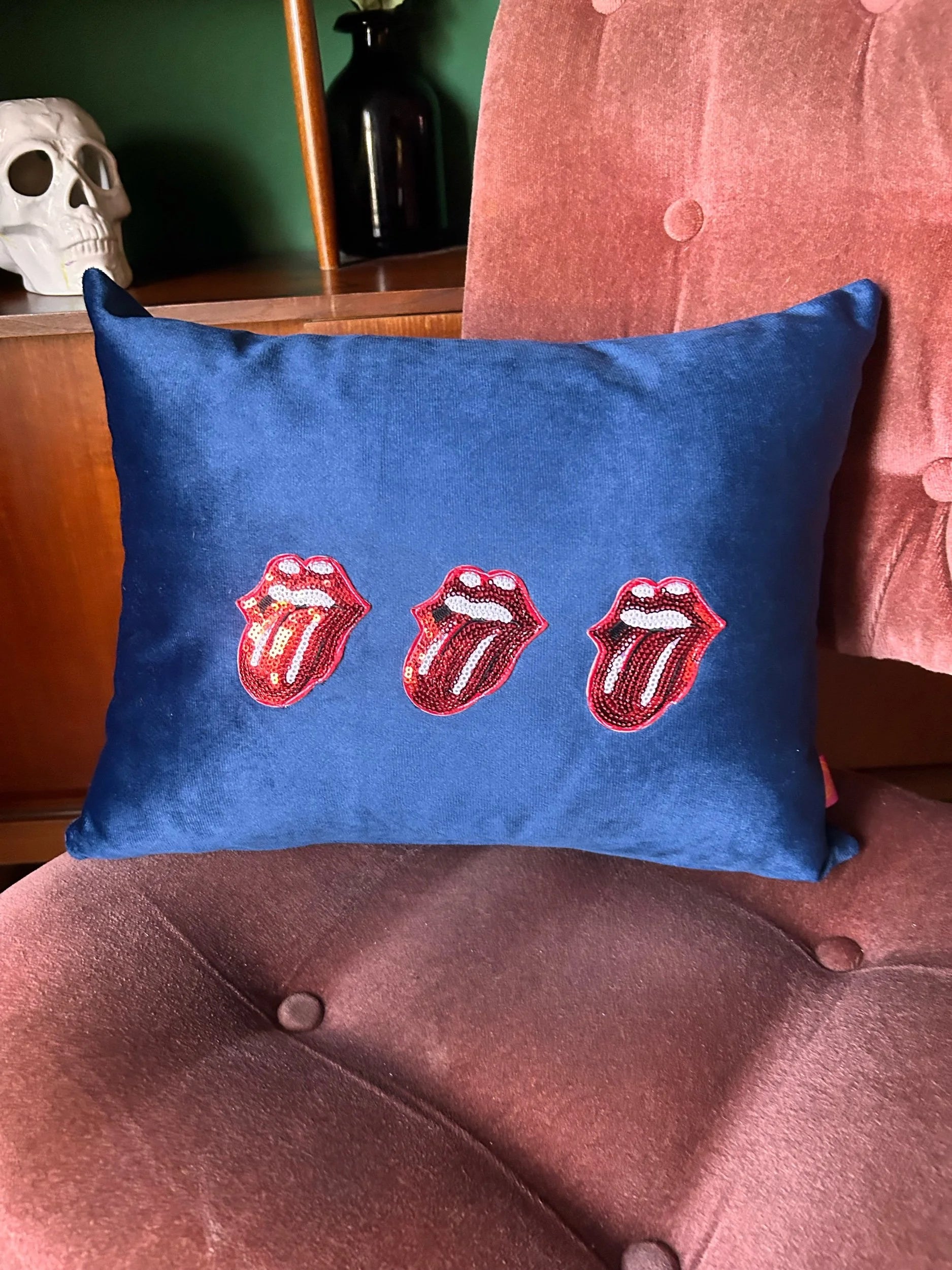 Rolling stone cushion
