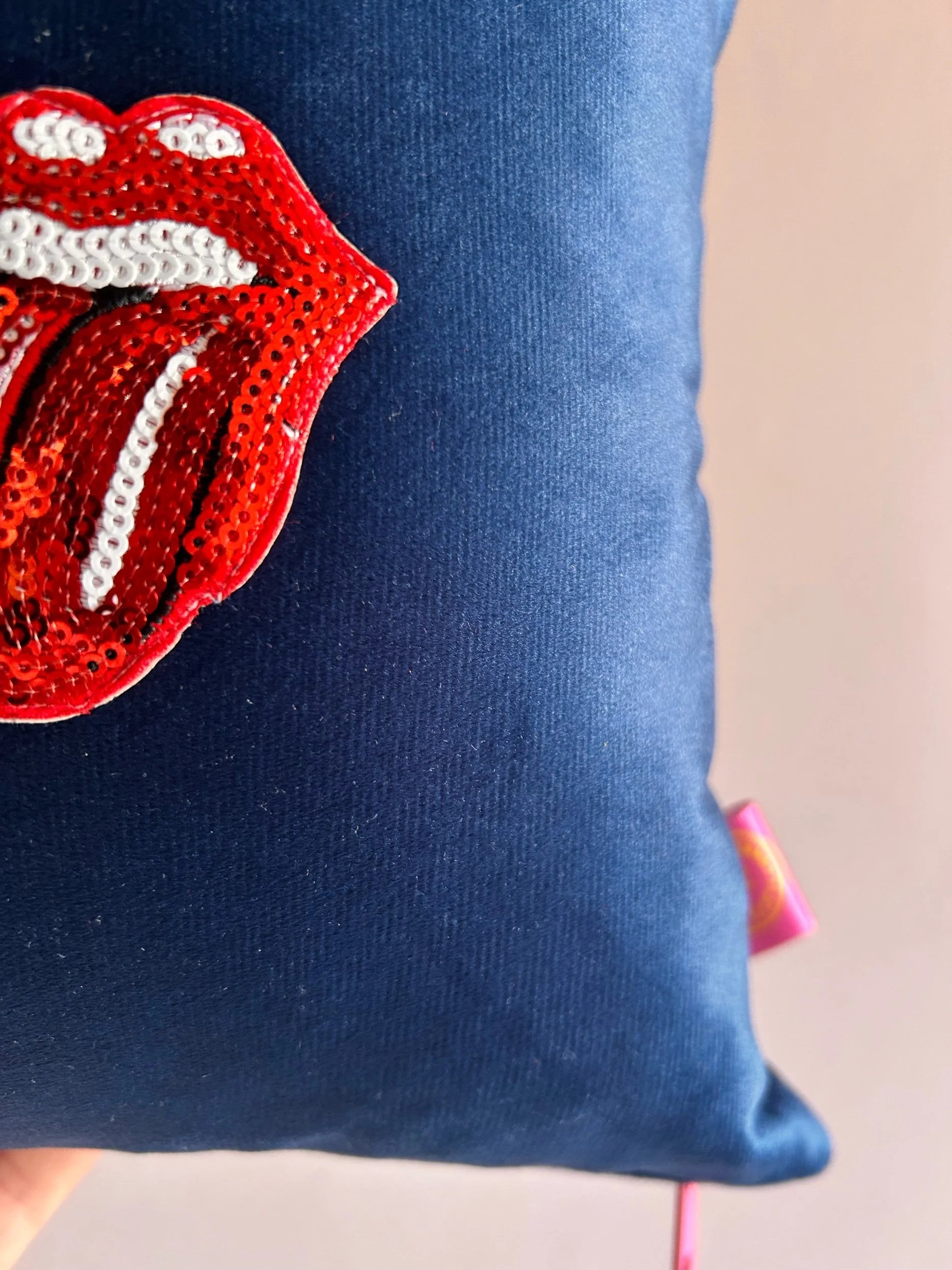 Rolling stone cushion