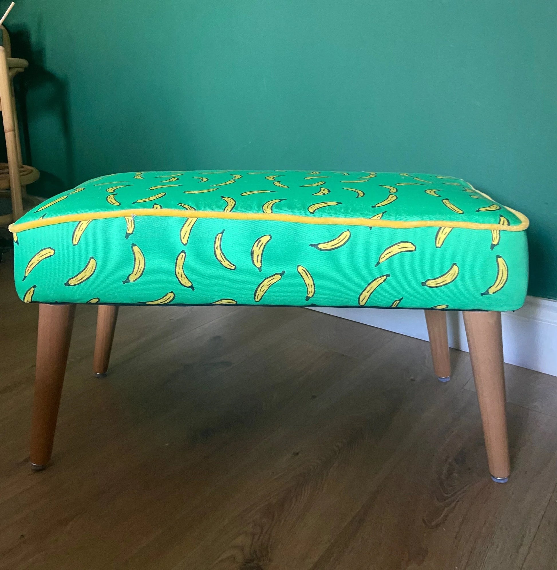 Banana footstool-SQ2875594